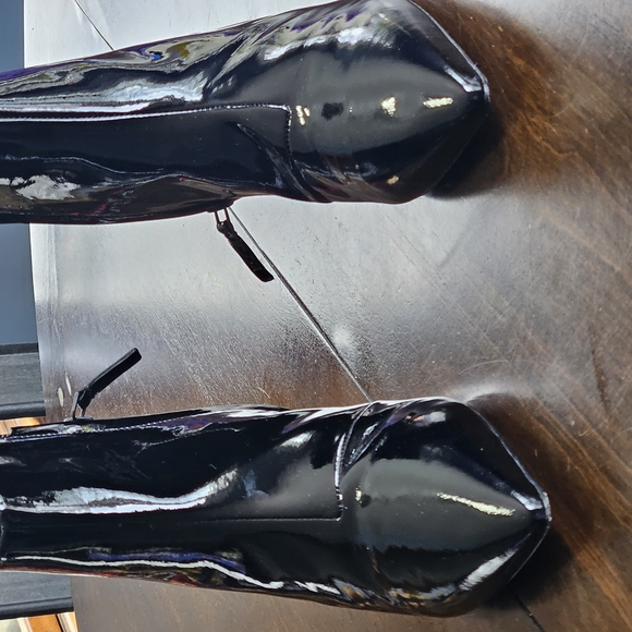 Mercedes Castillo Black Patent Ankle Boots with Sculpted Heel - Picture 2 of 9